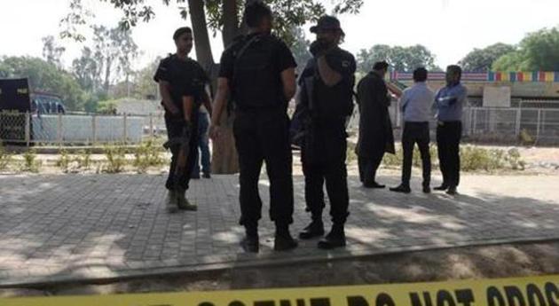 Pakistani police commandos stand guard at a suicide blast site in Lahore on March 28, 2016. (AFP FILE PHOTO) Pakistani police commandos stand guard at a suicide blast site in Lahore on March 28, 2016. (AFP FILE PHOTO)