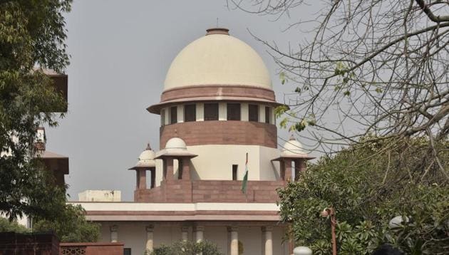 A bench of Justices MB Lokur and Deepak Gupta also warned the Directors General of Police (Prisons) of all states and UTs of contempt notice for non-compliance of its earlier orders with regard to submitting a plan of action to deal with issue of overcrowding prisons.(Sonu Mehta/HT PHOTO)