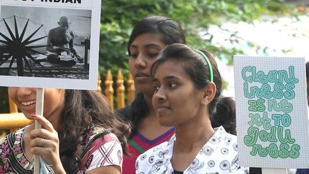 Students take part in a walkathon as part of the nationwide campaign Swachh Bharat Mission in Dadar.(HT File Photo) Students take part in a walkathon as part of the nationwide campaign Swachh Bharat Mission in Dadar.(HT File Photo)