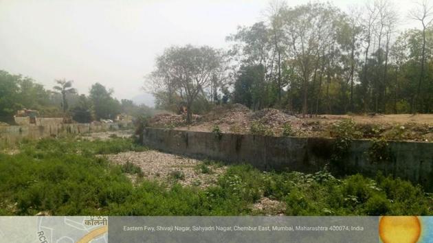 A nullah along the Eastern Freeway, Shivaji Nagar, Chembur (East) is filled with debris.(HT) A nullah along the Eastern Freeway, Shivaji Nagar, Chembur (East) is filled with debris.(HT)