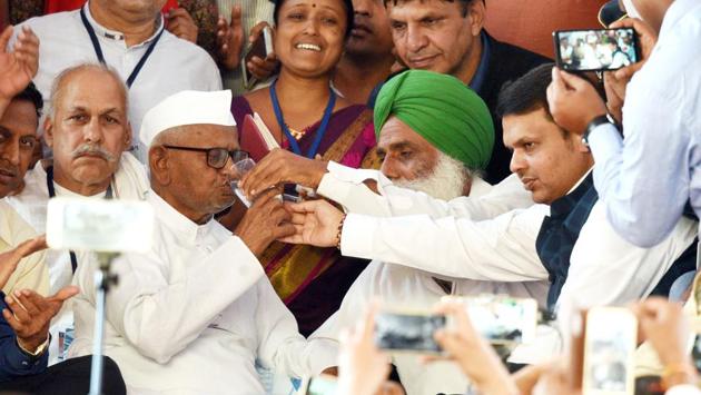 Social activist Anna Hazare ends his indefinite fast demanding for a Lokpal, following talks with Maharashtra chief minister Devendra Fadnavis at Ramlila Maidan in New Delhi. (Arvind Yadav / HT Photo) Social activist Anna Hazare ends his indefinite fast demanding for a Lokpal, following talks with Maharashtra chief minister Devendra Fadnavis at Ramlila Maidan in New Delhi. (Arvind Yadav / HT Photo)
