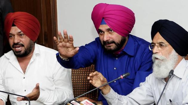 Punjab cultural affairs minister Navjot Singh Sidhu flanked by actor Gurpreet Ghuggi (L) and Punjab Arts Council chairman and poet Surjit Patar at a press conference in Chandigarh on Saturday.(Keshav Singh/HT)