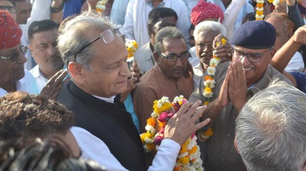 Congress members welcome Ashok Gehlot on his arrival at Kishangarh on Saturday. (Deepak Sharma/ht) Congress members welcome Ashok Gehlot on his arrival at Kishangarh on Saturday. (Deepak Sharma/ht)