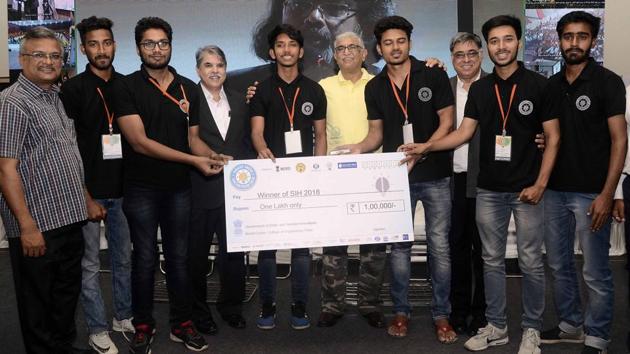Team Logic View received the first price at the Smart India Hackathon 2018 at COEP on Saturday.(Ravindra Joshi/HT PHOTO)