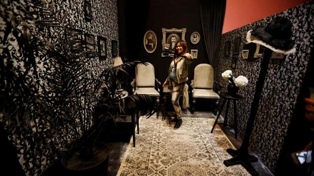 Other museum highlights include one-of-a-kind exhibits such as a vertigo-inducing, rooftop selfie mimicking the top of LA’s tallest building without the risk of falling to one’s death as well as a “history-of-the-selfie timeline”. (Mario Anzuoni / REUTERS) Other museum highlights include one-of-a-kind exhibits such as a vertigo-inducing, rooftop selfie mimicking the top of LA’s tallest building without the risk of falling to one’s death as well as a “history-of-the-selfie timeline”. (Mario Anzuoni / REUTERS)