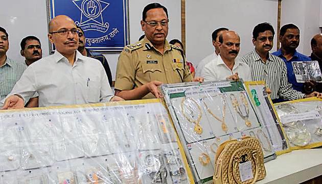 The police have recovered cash and valuables worth Rs18 lakh from the four.(HT PHOTO)