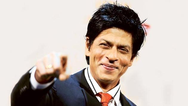 Bollywood actor Shah Rukh Khan tweeted a photo with Nolan. Bollywood actor Shah Rukh Khan tweeted a photo with Nolan.