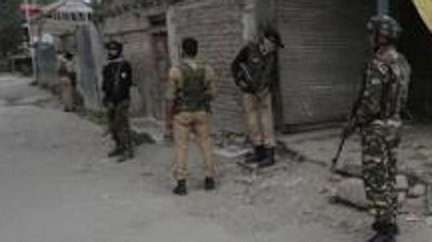 Security forces on guard at a site of a militant attack near Anantnag, in Kashmir.(HT File Photo)