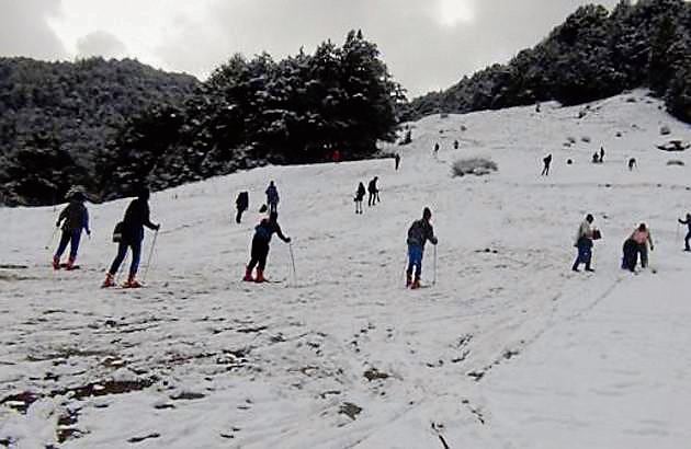 Tourists enjoy at Auli Skiing slopes in Joshimath. (HT File) Tourists enjoy at Auli Skiing slopes in Joshimath. (HT File)