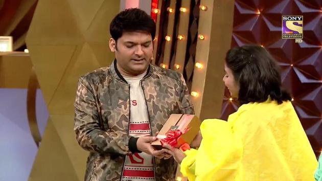 Kapil Sharma doles out diamond necklaces on Family Time With Kapil Sharma.(Sony)