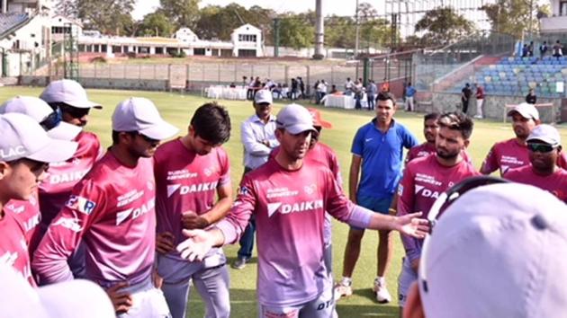 Delhi Daredevils coach Ricky Ponting speaks to players during a training session in the national capital. (HT photo)