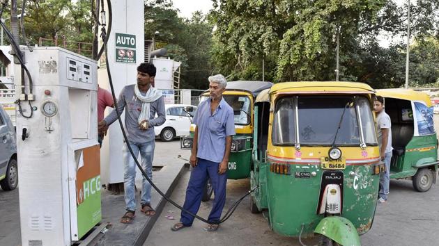 Autos queued up at a CNG station in Gurgaon.(HT File Photo)