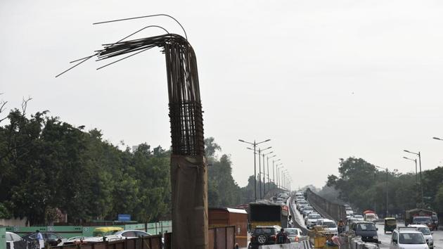 Construction of a parallel flyover along the existing flyover at Rao Tula Ram Flyover in New Delhi on June 30, 2017.(Vipin Kumar/HT File Photo) Construction of a parallel flyover along the existing flyover at Rao Tula Ram Flyover in New Delhi on June 30, 2017.(Vipin Kumar/HT File Photo)