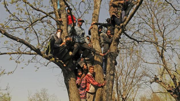 Kashmiri villagers during a funeral at Shopian, South Kashmir, on Sunday.(Waseem Andrabi/HT Photo)