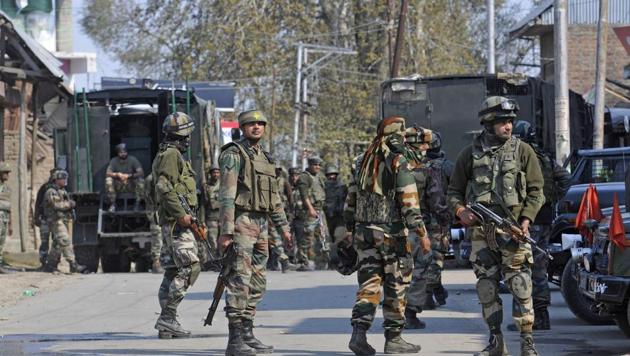 Army soldiers during a gunbattle between militants and security forces in Shopian,south Kashmir.(Waseem Andrabi/HT Photo)