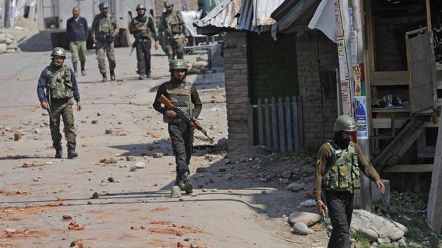 Army soldiers during a gun battle between militants and security forces in Shopian, South Kashmir, on Sunday.(Waseem Andrabi/HT Photo)