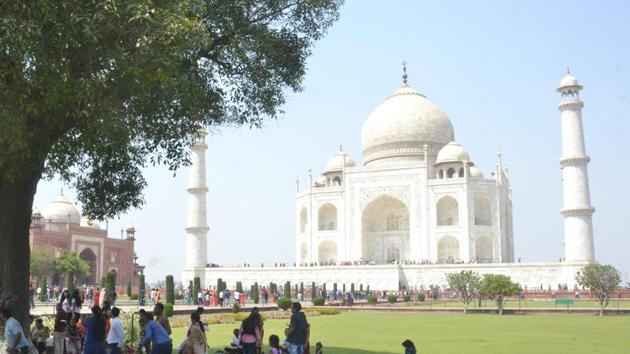The restriction would discourage online booking as tourists would be allocated three hour time slot in advance and would be required to reach the Taj in time.(HT Photo)