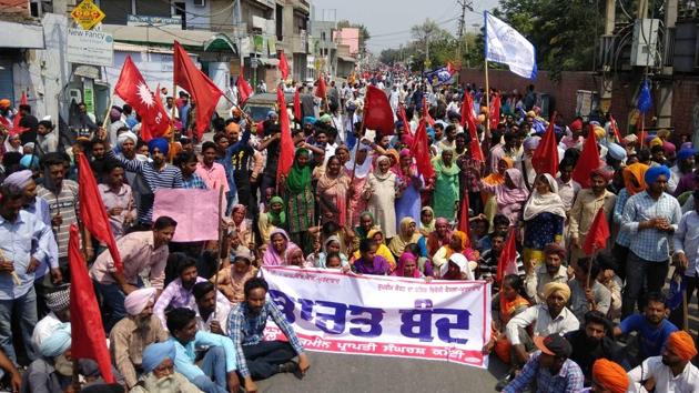 Dalit organisations protesting against dilution of provisions of the Scheduled Castes/Scheduled Tribes (Prevention of Atrocities) Act in Sangrur on Monday. (HT Photo)