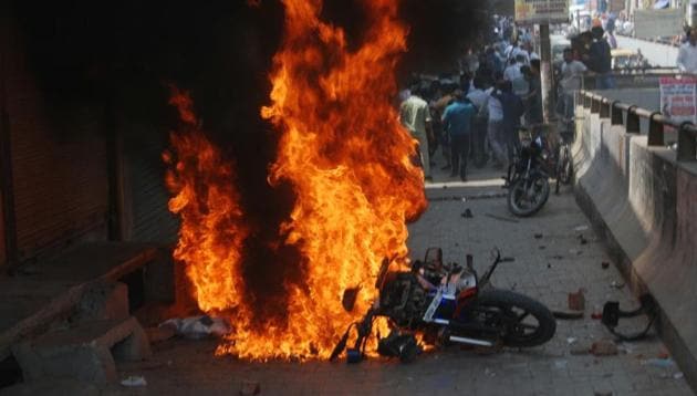 Protesters torch a vehicle in Ghaziabad during Bharat Bandh called by several Dalit organisations.(Sakib Ali/HT Photo)