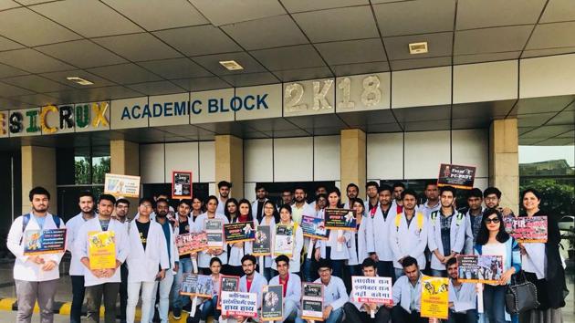 Medical students of nine colleges in Haryana and doctors took part in the protest at AIIMS, New Delhi, on Monday.(HT Photo)