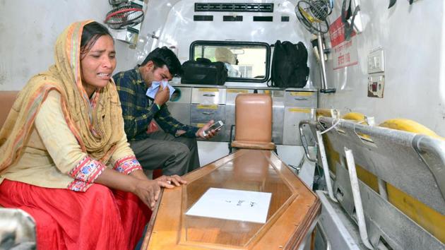 Wife Seema mourns as she sees the coffin of her husband Sonu, who was among those killed in Iraq. (Sameer Sehgal /HT) Wife Seema mourns as she sees the coffin of her husband Sonu, who was among those killed in Iraq. (Sameer Sehgal /HT)
