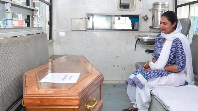 Gurpinder Kaur in grief as she looks at the coffin of her brother Manjinder Singh , who was among those killed in Iraq. (Sameer Sehgal /HT) Gurpinder Kaur in grief as she looks at the coffin of her brother Manjinder Singh , who was among those killed in Iraq. (Sameer Sehgal /HT)