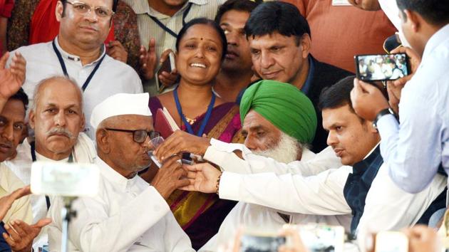 Social activist Anna Hazare ends his fast after talks with Maharashtra chief minister Devendra Fadnavis, Ramlila Maidan, New Delhi, March 29(Arvind Yadav/HT PHOTO) Social activist Anna Hazare ends his fast after talks with Maharashtra chief minister Devendra Fadnavis, Ramlila Maidan, New Delhi, March 29(Arvind Yadav/HT PHOTO)