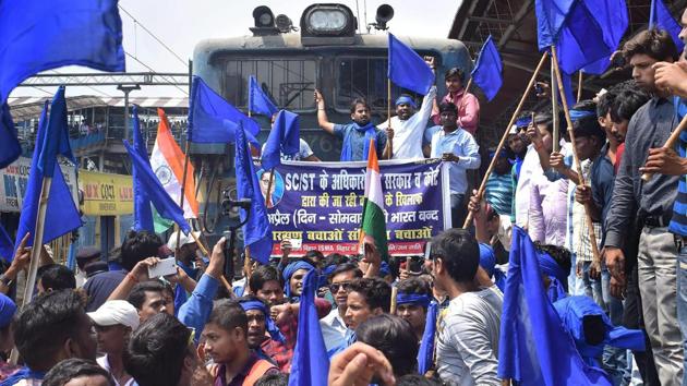 Members of Bhim Army Sena stop a train during the 'Bharat Bandh' call given by Dalit organisations against the alleged 'dilution' of the Scheduled Castes and Scheduled Tribes act, in Patna on Monday.(PTI)