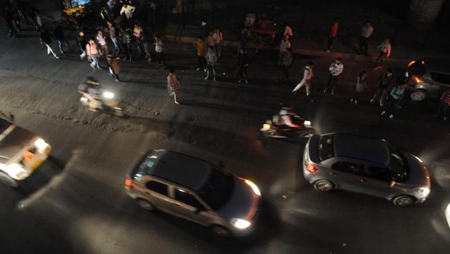 A man had taken a lift from three men in a Santro from Iffco Chowk on Saturday night. (Parveen Kumar/HT Photo) A man had taken a lift from three men in a Santro from Iffco Chowk on Saturday night. (Parveen Kumar/HT Photo)