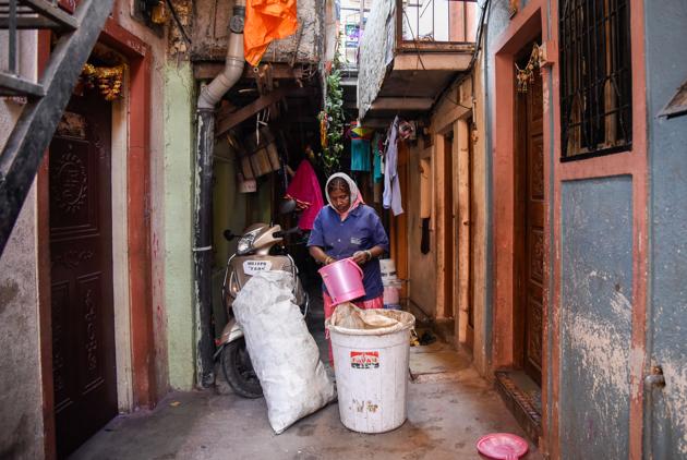 A Swach waste picker goes from door to door to collect waste in Jai Bhavani slum in Shivtirth Nagar,Kothrud in Pune.(SANKET WANKHADE/HT PHOTO)