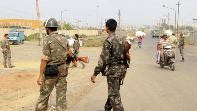 Police personnel patrol Ranigung area in Asansol after communal clashes, on April 1, 2018.(Samir Jana/HT Photo) Police personnel patrol Ranigung area in Asansol after communal clashes, on April 1, 2018.(Samir Jana/HT Photo)