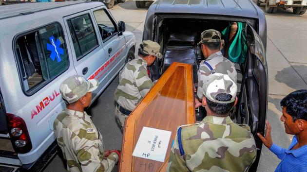 Army jawans carry a casket containing remains of one of the Indians abducted by the Islamic State group in 2014, that were found in a mass grave outside Mosul in Amritsar on Monday.(PTI)