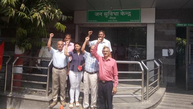 Worried residents of housing complexes met Noida authority on Monday after they threatened to cut their water supply.(HT PHOTO)