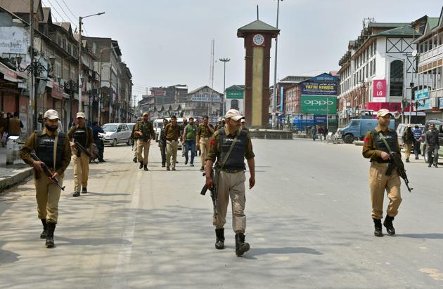 Police personnel stand guard at Lal Chowk in Srinagar on April 2, 2018.(PTI)