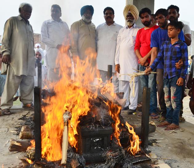 11-year-old son, Karan, light his father Sonu’s prye at a cremation ground in Chawinda Devi village, 20 km from Amritsar city.(Sameer Sehgal /HT) 11-year-old son, Karan, light his father Sonu’s prye at a cremation ground in Chawinda Devi village, 20 km from Amritsar city.(Sameer Sehgal /HT)