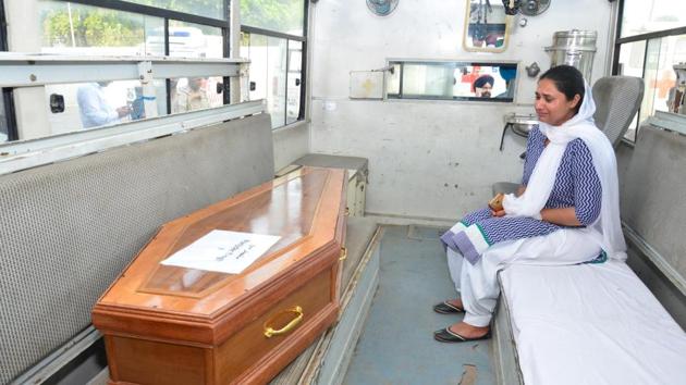 Gurpinder Kaur (R) grieves, faced with the coffin of her brother Manjinder Singh on its arrival at Sri Guru Ram Dass Jee International Airport in Amritsar on Monday. The mortal remains of seven youth belonging to Bihar and West Bangal were sent to the respective states. DNA reports were also handed over along with the mortal remains to the bereaved who sought proofs. (Sameer Sehgal / HT Photo)