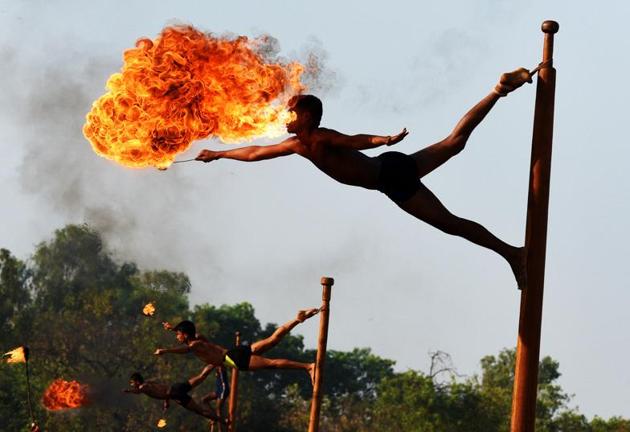 The army personnel perform Mallakhamb, a popular traditional sport in Maharashtra, during the 124th Raising Day of Southern Command Military Tattoo event at Race course in Pune on March 31. (PRATHAM GOKHALE/HT PHOTO)