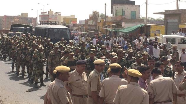 The BSF carried out a march past in various parts of the Barmer city on Tuesday.(HT Photo) The BSF carried out a march past in various parts of the Barmer city on Tuesday.(HT Photo)