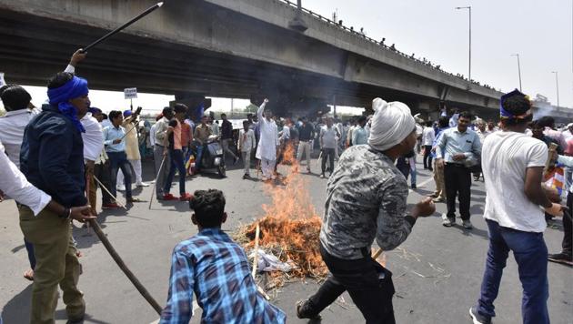 Protesters burn effigies near Rajiv Chowk in Gurgaon on Monday.(Sanjeev Verma/HT Photo)