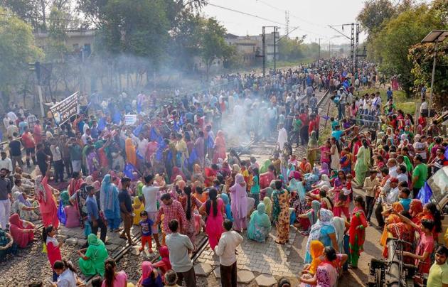 Dalit activists and supporters protest against dilution of Scheduled Castes/Scheduled Tribes Act in Jalandhar.(PTI) Dalit activists and supporters protest against dilution of Scheduled Castes/Scheduled Tribes Act in Jalandhar.(PTI)