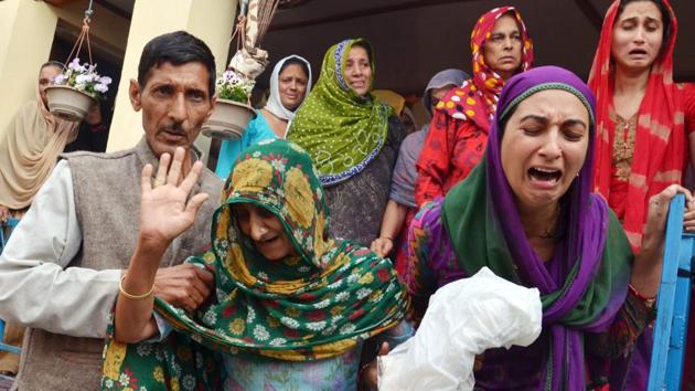 Beena Devi (C), is held by relatives as she reacts after seeing the casket containing the remains of her son Aman Kumar, who was among the Indian construction workers killed by the Islamic State in Iraq. Prime Minister Narendra Modi announced an ex-gratia of Rs 10 lakh for each of the families of 39 workers killed by the Islamic State in Iraq. (Shyam Sharma / HT Photo)