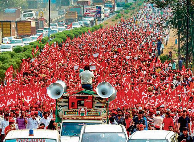 Demanding a loan waiver, farmers of All Indian Kisan Sabha march from Nashik to Mumbai to gherao Vidhan Bhawan on March 12.(PTI Photo)