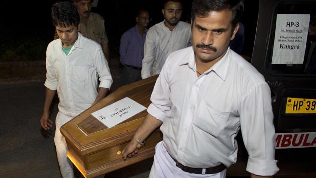 Hospital staff carry a casket containing the remains of Inderjeet at the Dr Rajendra Prasad Government Medical College at Tanda in Dharmsala. Congress leader Navjot Singh Sidhu on Monday said the Punjab government declared an ex-gratia of Rs 5 lakh, a job for one family member and the continuation of a monthly pension of Rs 20,000 for the families of the workers from Punjab. (Ashwini Bhatia / AP)