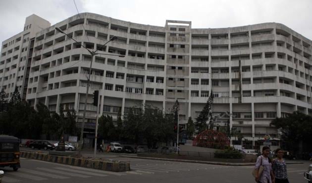 Managements of Mithibai college (in pic) and Jai Hind college are busy conducting workshops for their staff and reworking details to start the new academic year as autonomous institutes.(HT File Photo)