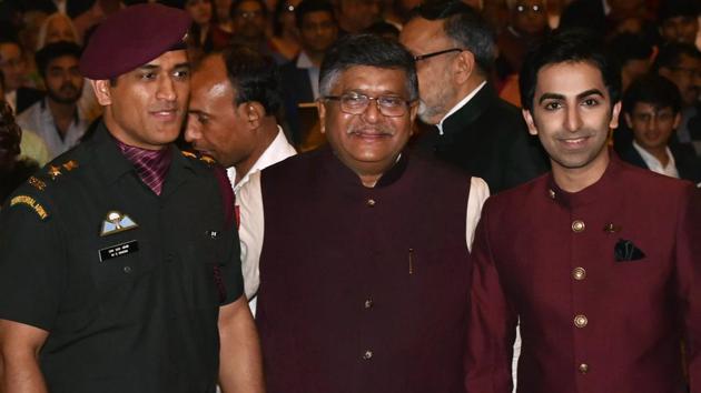 MS Dhoni Pankaj Advani pose with Union Minister Ravi Shankar Prasad during the Padma Awards 2018 function. (PTI)