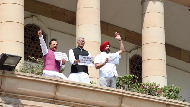Congress MPs from Punjab raise slogans and display placards from the porch of Parliament house demanding compensation for the victims of Mosul (Iraq) during the ongoing budget session, in New Delhi. (Arvind Yadav / HT Photo)