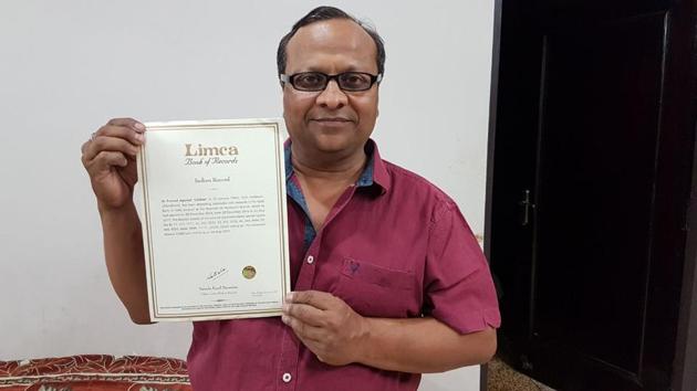 Pramod Kumar Aggarwal with the certificate issued by the office of Limca Book of Records.(HT Photo)