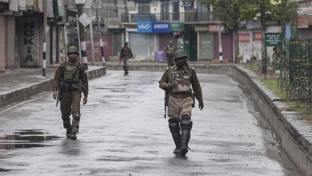 Paramilitary soldiers patrol during restrictions in downtown area of Srinagar on April 3.(Waseem Andrabi/ HT Photo)