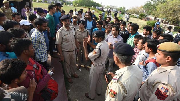 Delhi Police officials talk to SSC exam protesters at Janpath in New Delhi on Saturday.(Sonu Mehta/HT File Photo) Delhi Police officials talk to SSC exam protesters at Janpath in New Delhi on Saturday.(Sonu Mehta/HT File Photo)