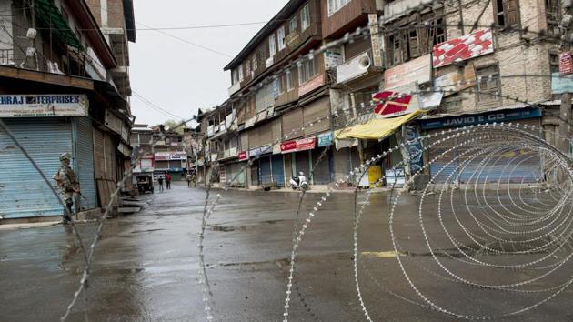 A CRPF jawan guard a street in Srinagar on Tuesday.(PTI)